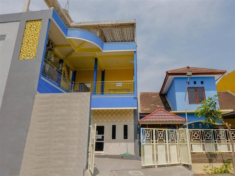 Oyo 1979 Alif Family Residence Malang Buitenkant foto