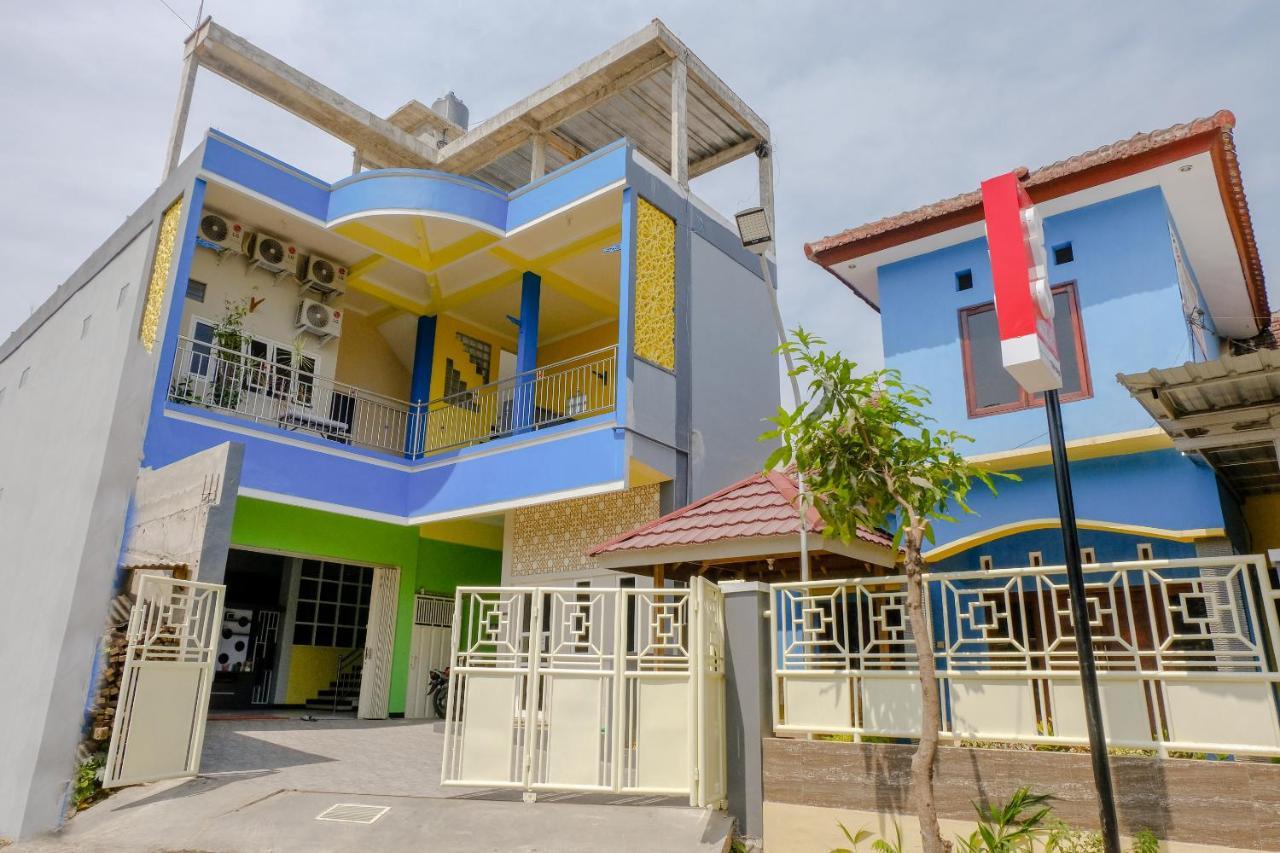 Oyo 1979 Alif Family Residence Malang Buitenkant foto