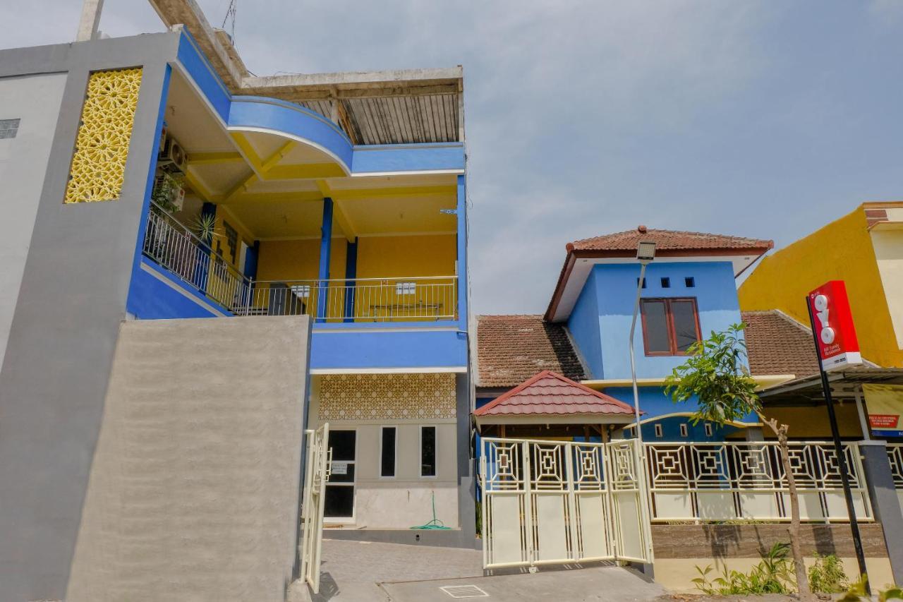 Oyo 1979 Alif Family Residence Malang Buitenkant foto